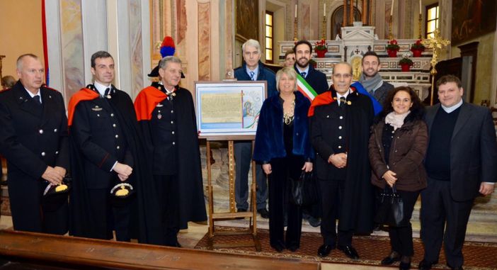 Nella foto, da sinistra: il comandante della Legione Carabinieri Piemonte e Valle d’Aosta Gen. B. Aldo Iacobelli; il comandante provinciale Ten. Col. Pier Antonio Breda; il Lgt. C.S. Davide Freda, comandante Stazione di Incisa Scapaccino. Alla destra del francobollo commemorativo il Gen. C.A. Gaetano Maruccia, Comandante interregionale Pastrengo Nella foto, da sinistra: il comandante della Legione Carabinieri Piemonte e Valle d’Aosta Gen. B. Aldo Iacobelli; il comandante provinciale Ten. Col. Pier Antonio Breda; il Lgt. C.S. Davide Freda, comandante Stazione di Incisa Scapaccino. Alla destra del francobollo commemorativo il Gen. C.A. Gaetano Maruccia, Comandante interregionale Pastrengo