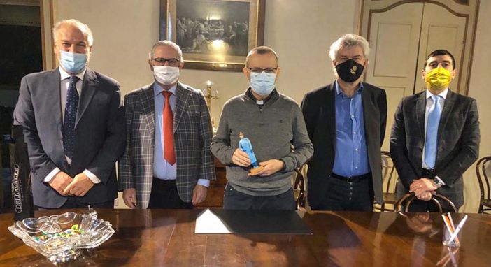 Nella foto, da sinistra a destra: Giansecondo Bossi, Roberto Dellavalle, il vescovo Prataro, Marco Reggio e Diego Furia