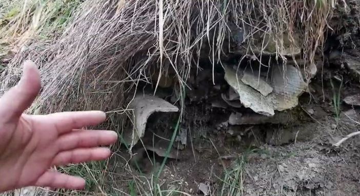 L’ennesima discarica abusiva nascondeva lastre che potrebbero essere in eternit