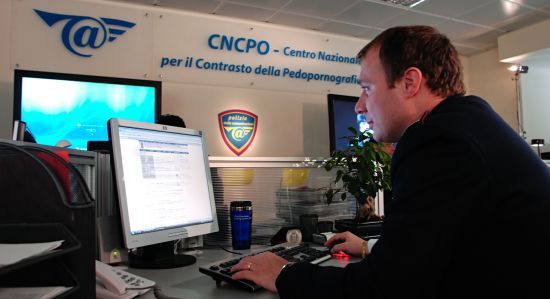Perquisizioni, arresti e denunce (una delle quali ad Asti) in 15 regioni nell’ambito di una maxi attività anti pedopornografia online Perquisizioni, arresti e denunce (una delle quali ad Asti) in 15 regioni nell’ambito di una maxi attività anti pedopornografia online