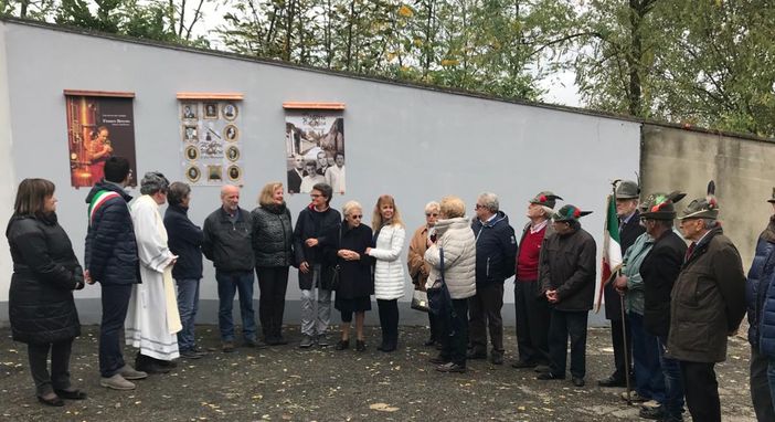 Foto del novembre 2018 all’inaugurazione dei pannelli dedicati ai medici e ostetriche al Ricordamuro