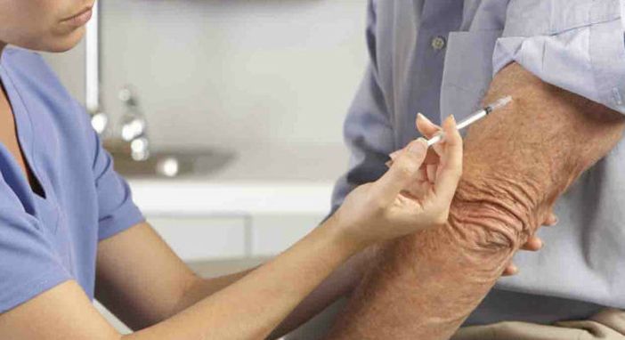 "È giusto annullare il vaccino agli over80 per la sospensione di Astra Zeneca?". I dubbi di una figlia in ansia