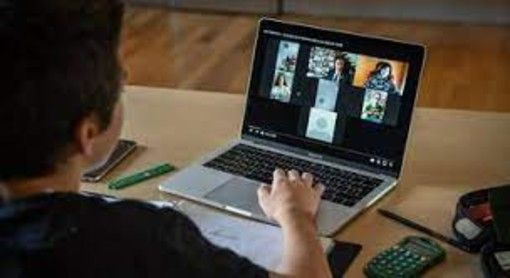 Scuola nel caos, i presidi al Governo: “Rinviare di due settimane il ritorno in presenza” Scuola nel caos, i presidi al Governo: “Rinviare di due settimane il ritorno in presenza”