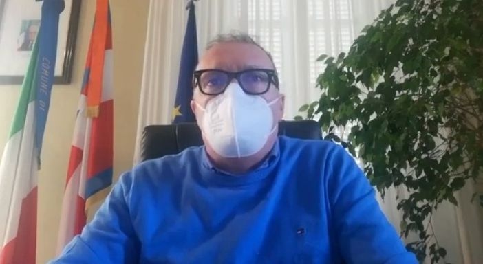 Il sindaco durante la diretta Facebook