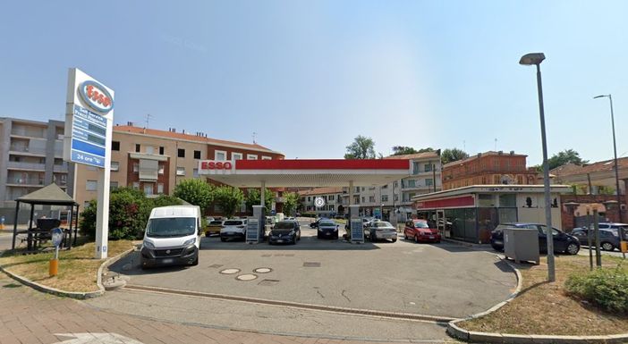 Il distributore dismesso di piazza Torino, ad Asti