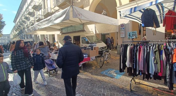 Stalli di parcheggio per disabili occupati dai banchi del mercato, una delle problematiche segnalate dal consigliere Cerruti Stalli di parcheggio per disabili occupati dai banchi del mercato, una delle problematiche segnalate dal consigliere Cerruti