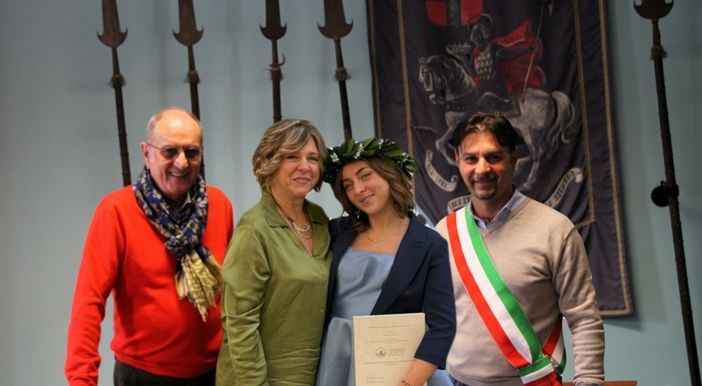 La neo dottoressa con i genitori e con il sindaco di Montechiaro