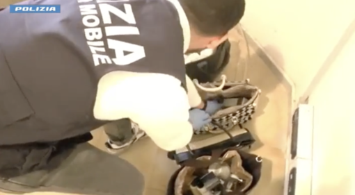 Tre donne astigiane arrestate per furto da 9mila euro in profumerie e farmacie a Savona Tre donne astigiane arrestate per furto da 9mila euro in profumerie e farmacie a Savona