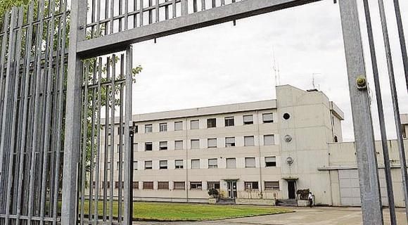 Minacciava i genitori sotto l'effetto di stupefacenti e devastava la loro casa, in preda all'ira