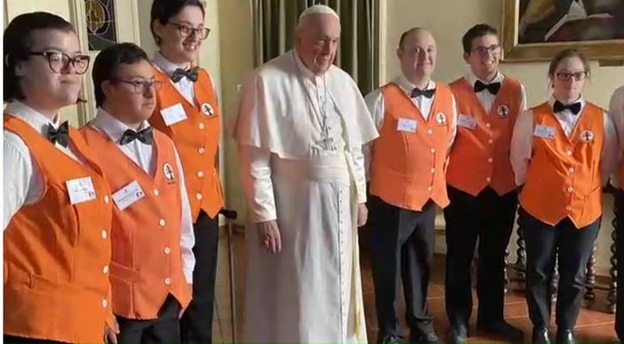 Ragazzi e ragazze dell'Albergo Etico in posa con Papa Francesco in occasione della sua visita ad Asti