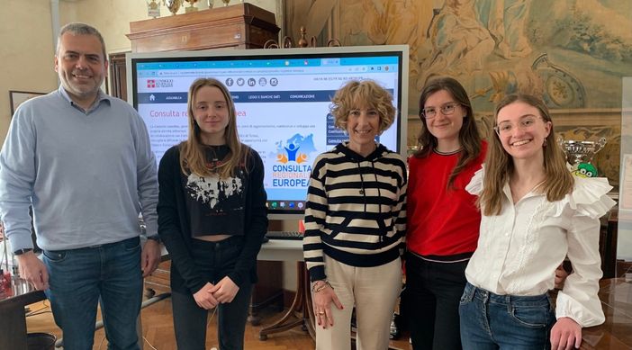 La dirigente Maria Stella Perrone con il professor Andrea Bertelli e le tre studentesse vincitrici del concorso europeo La dirigente Maria Stella Perrone con il professor Andrea Bertelli e le tre studentesse vincitrici del concorso europeo