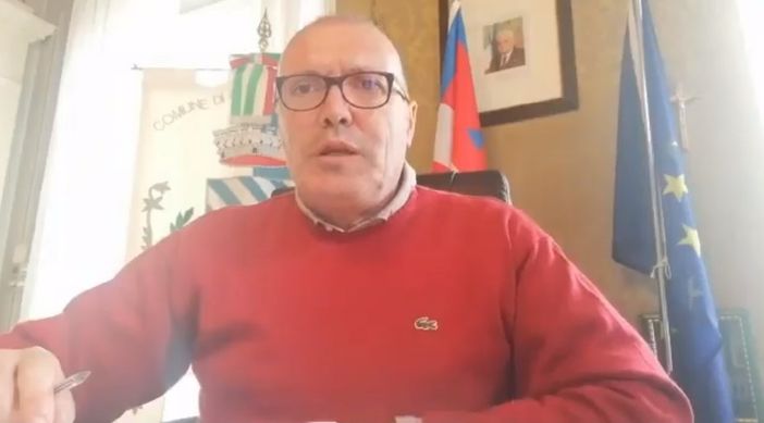 Un fermo immagine tratto dal video del sindaco