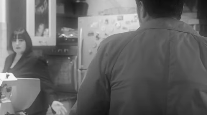 Un fotogramma del cortometraggio, che illustra una scena di violenza psicologica domestica Un fotogramma del cortometraggio, che illustra una scena di violenza psicologica domestica
