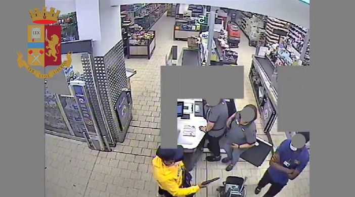Arrestato dalla Squadra Mobile della questura il responsabile della rapina aggravata alla Lidl di Asti dello scorso giugno (VIDEO)