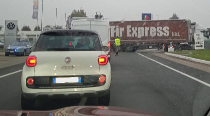 Mattinata difficile per il traffico, con lunghe code in ingresso di Asti