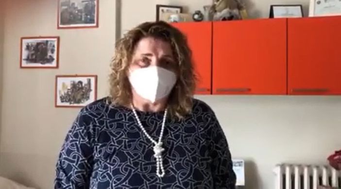 Un fermo immagine tratto dal video con cui la signora Sorba replica alla Minetti