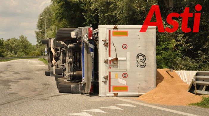 Disagi tra Portacomaro e l’innesto Tangenziale per un grosso camion ribaltato Disagi tra Portacomaro e l’innesto Tangenziale per un grosso camion ribaltato