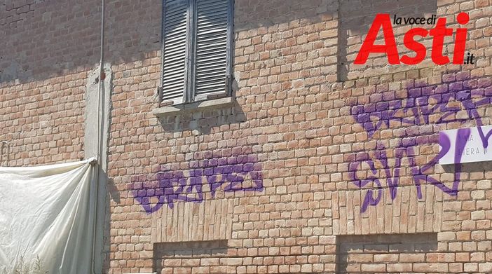 In questa e nelle foto successive alcuni dei graffiti tracciati sui muri