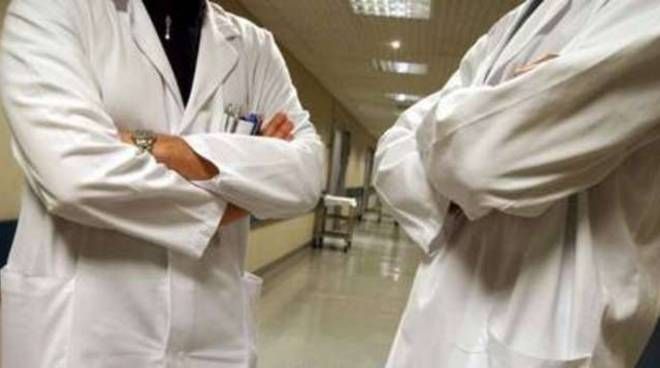 La burocrazia batte l'emergenza Covid, bloccati 1.175 medici piemontesi