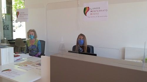 Addette al desk dell'Infopoint turistico di Asti Addette al desk dell'Infopoint turistico di Asti