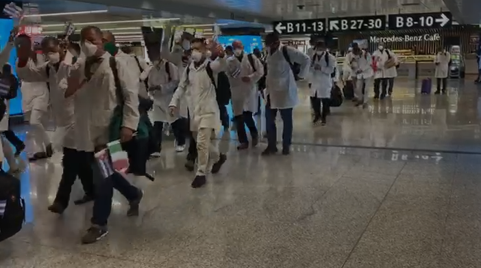Da Cuba per aiutare l'Italia 52 medici e infermieri: il racconto e le emozionanti immagini dell'imprenditore piemontese Valter Rosso (VIDEO)
