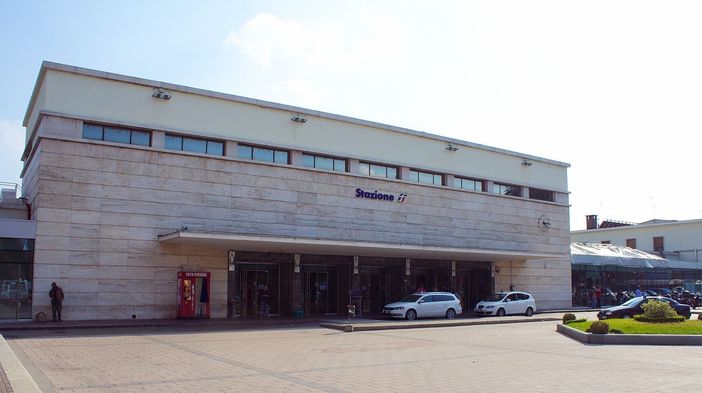 Controlli rafforzati nella zona della stazione di Asti: ottanta persone identificate e un espulso Controlli rafforzati nella zona della stazione di Asti: ottanta persone identificate e un espulso