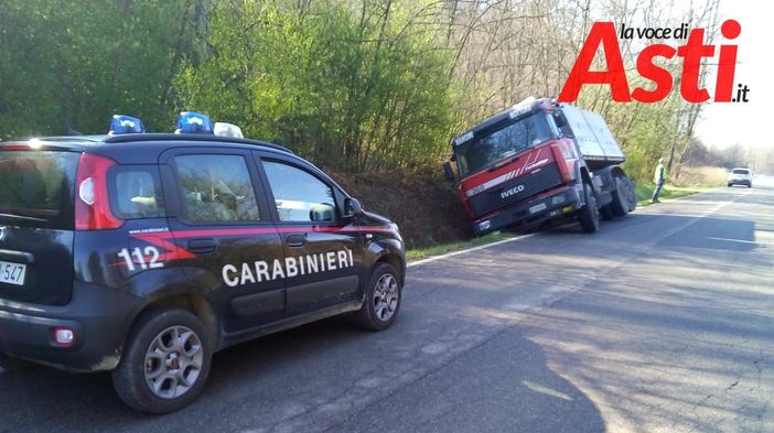 Disagi sulla Provinciale 10, Gallareto-Montafia, per un camion finito fuori strada Disagi sulla Provinciale 10, Gallareto-Montafia, per un camion finito fuori strada