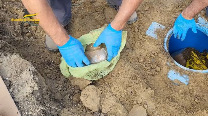 Deteneva a Valleversa un "tesoretto" di armi, droga e soldi: custodia cautelare in carcere per il responsabile [VIDEO]