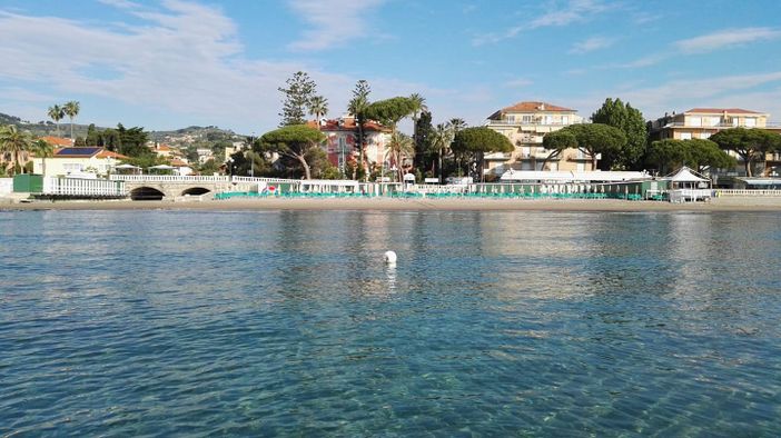 È arrivata l'estate e non hai ancora prenotato la tua vacanza? Il mare ti aspetta al Lido Scogliera di Diano Marina