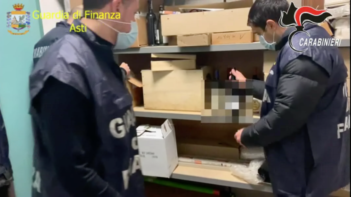 Vendeva vini pregiati contraffatti: sgominata banda che agiva nell'Astigiano dal 2016 (VIDEO)