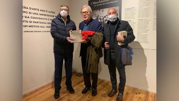 Vittorio Sgarbi in visita alla mostra "I Macchiaioli"