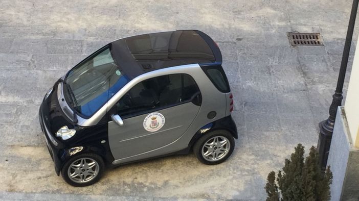 La Smart confiscata consegnata al Comune di San Damiano