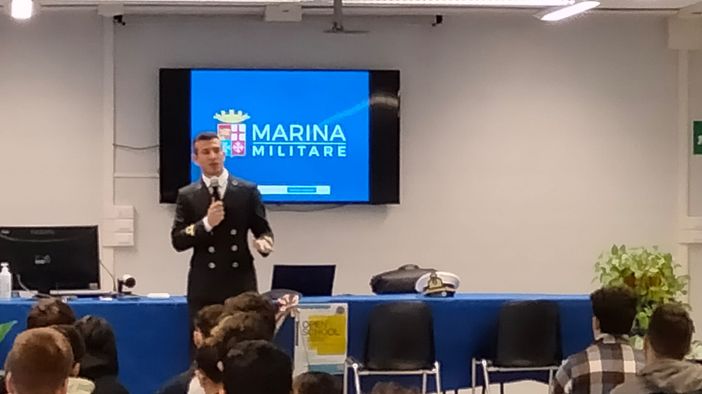 Todaro ritratto nel corso dell'incontro con gli studenti dell'Artom Todaro ritratto nel corso dell'incontro con gli studenti dell'Artom