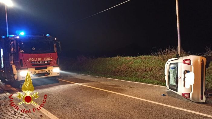 Ennesima auto ribaltata nell'Astigiano. Poco prima della mezzanotte nuovo incidente a San Damiano Ennesima auto ribaltata nell'Astigiano. Poco prima della mezzanotte nuovo incidente a San Damiano