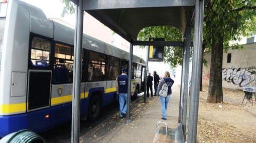Spari a Torino, contro bus in corso Rosselli: denunciata una coppia di Asti. Lui dormiva con la pistola sotto il cuscino