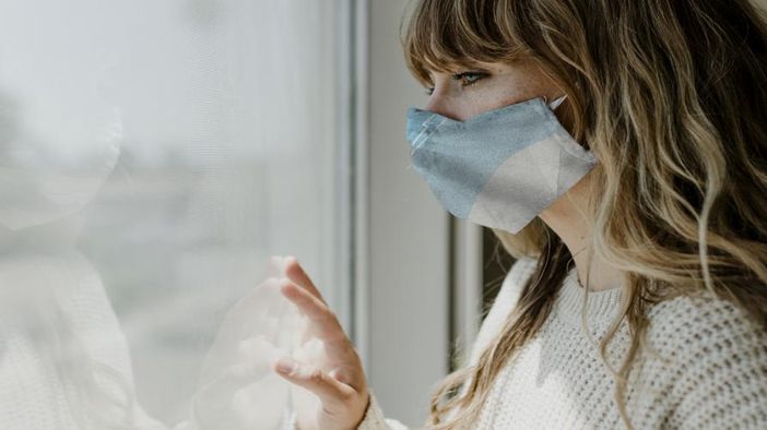 Ragazza triste con mascherina