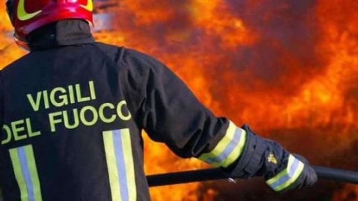 Grave incidente nella notte: 5 ragazzi escono di strada e l'auto si incendia