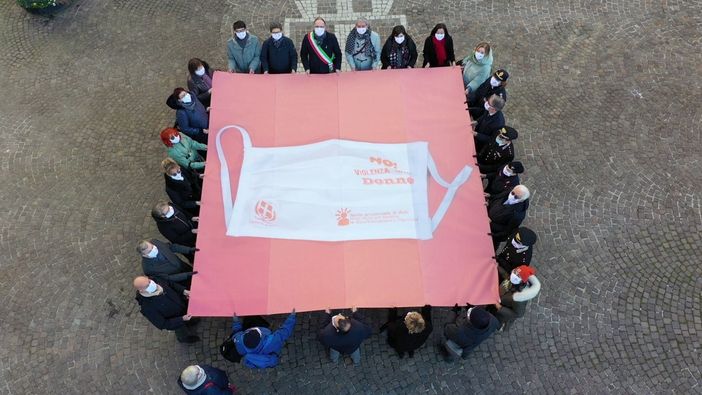 Il telo con la gigantografia della mascherina