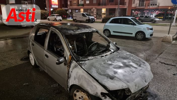 Auto in fiamme nel parcheggio del Penny Market di corso Alessandria [FOTO]
