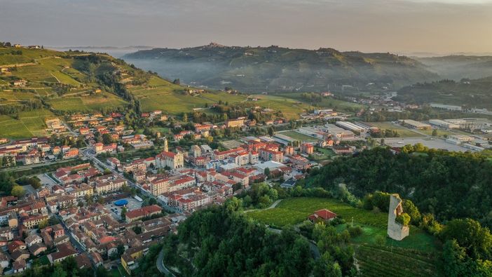 La notte a Santo Stefano Belbo si tinge di giallo, aspettando il Tour