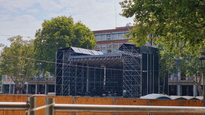 Fervono i lavori per l'allestimento del palco che ospiterà gli artisti protagonisti di AstiMusica 2024