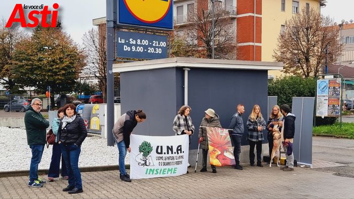 Un momento del presidio di sabato all'esterno di Lidl Un momento del presidio di sabato all'esterno di Lidl