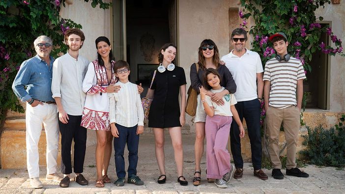 Le due famiglie protagoniste della commedia "10 giorni con i suoi" Le due famiglie protagoniste della commedia "10 giorni con i suoi"