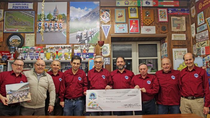 La consegna dell'assegno da parte del Vespa Club a Aldo Bergoglio, presidente dell'associazione Progetto Sarah ODV La consegna dell'assegno da parte del Vespa Club a Aldo Bergoglio, presidente dell'associazione Progetto Sarah ODV