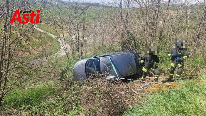 L'auto finita nella scarpata