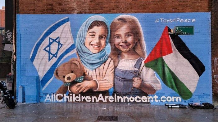 Un murales, comparso su un muro londinese, rimarca con forza che tutti i bambini sono innocenti