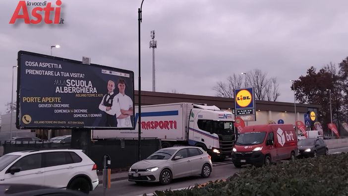 Traffico in tilt in corso Savona: le manovre di un tir riaccendono la polemica sulla nuova rotonda