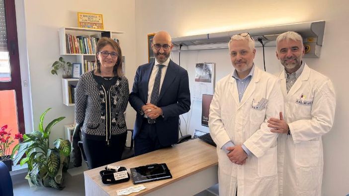 La consegna dell’ecografo all’equipe delle Cure Palliative: da sinistra Giusi Dapavo, il direttore generale dell’Asl AT Giovanni Gorgoni, il dottor Francesco Pinta, responsabile del servizio, il dottor Marcello Tucci, direttore della struttura complessa di Oncologia.