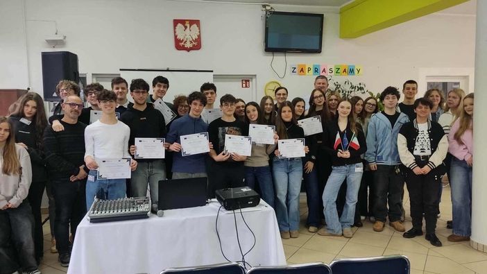 La voce... Delle scuole: proficua trasferta polacca per un gruppo di studenti del Vercelli. Il regista Piccioni incontra gli studenti dell'Artistico La voce... Delle scuole: proficua trasferta polacca per un gruppo di studenti del Vercelli. Il regista Piccioni incontra gli studenti dell'Artistico