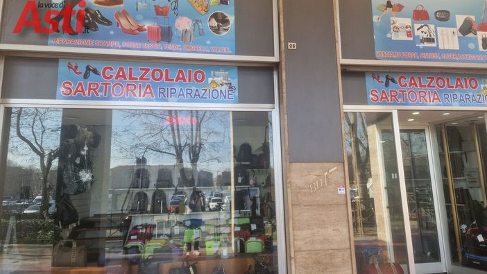 La vetrina della sartoria presa di mira